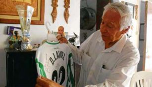 Jaime Lainez sostiene la playera de su nieto Diego 