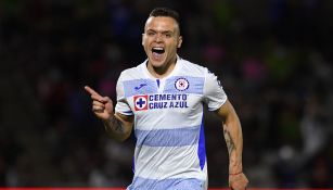 El Cabecita Rodríguez festeja un gol con Cruz Azul