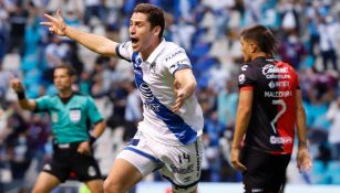 Ormeño corre tras un gol de Puebla ante Atlas