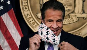 El gobernador de Nueva York se retira la mascarilla 