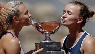 Siniakova y Krejcikova besan el trofeo de parejas en Roland Garros