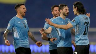 Jugadores uruguayos celebran gol vs Paraguay