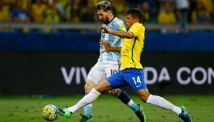 Thiago y Messi disputan la redonda