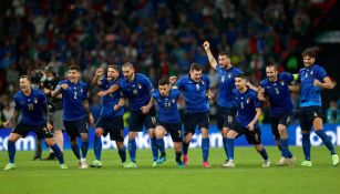 Jugadores de Italia corren tras la parada final de Donnarumma
