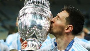 Messi besa el trofeo de la Copa América 2020