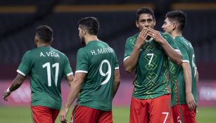 Jugadores mexicanos celebran gol vs Sudáfrica