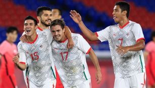 Jugadores mexicanos festejando un gol contra Corea del Sur