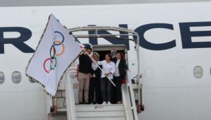 Anne Hidalgo ondea la bandera olímpica en territorio francés