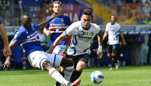 Omar Colley del Sampdoria pelea el balón frente a Lautaro Martínez del Inter