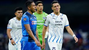 Luis Romo de Cruz Azul junto a Héctor Moreno de Rayados reaccionan durante partido