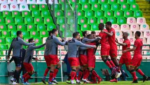 Los jugadores de Juárez festejando el gol de Intriago
