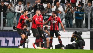 Los jugadores del Milán festejando ante la Juventus