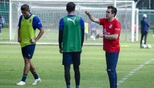 Leaño da instrucciones a jugadores de Chivas 
