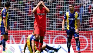 Jugadores reaccionan durante el partido de Toluca contra Atlético de San Luis
