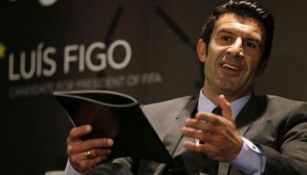 Luis Figo durante una reunión de FIFA 