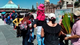 Multitud a las afueras de la Basílica de Guadalupe