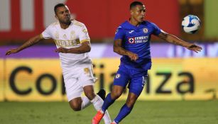 Carioca y Yotún pelean un esférico en Liga MX 