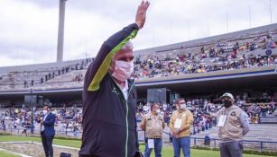 Ricardo 'Tuca' Ferretti saluda a la afición en el Olímpico Universitario