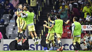 Álvaro Fidalgo y los jugadores de América festejan un gol