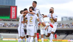 Jugadores de Pumas celebran gol vs Juárez