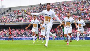 Arturo Ortiz festejando el gol a favor de los Pumas