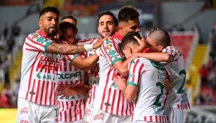 Jugadores del Necaxa celebran gol vs Mazatlán