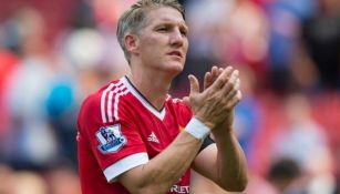 Bastian Schweinsteiger aplaude en un juego del Manchester United