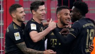 Lewandowski celebrando con su compañeros un gol del Bayern