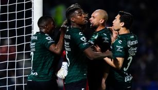 Jugadores de Santos celebran gol vs Pumas