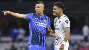 Alvarado y Gutiérrez platican en el último Cruz Azul vs Monterrey