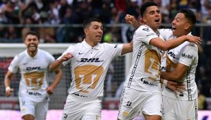 Leonel López festejando con sus compañeros tras anotar gol