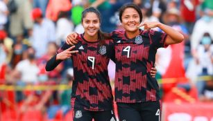 Alison González y Rebeca Bernal festejando un gol de México