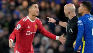 Cristiano Ronaldo discutiendo con el árbitro en el juego ante Chelsea