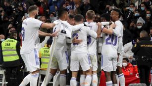 Jugadores del Madrid celebran gol vs Sevilla
