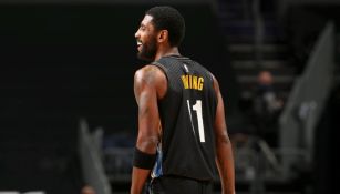 Kyrie Irving jugando partido con los Nets en la NBA