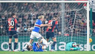 Manolo Gabbiadini del Sampdoria anota frente al Genoa