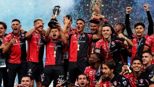 Rocha levanta el trofeo de campeón del Apertura 2021 