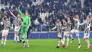 Jugadores de la Juventus festejan con sus fans 