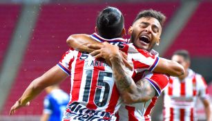 Alexis Vega y Uriel Antuna celebran un gol con Chivas