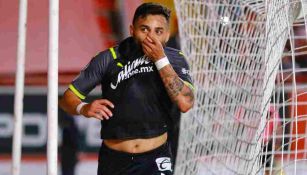 Alexis festejando gol con las Chivas ante Rayos 