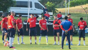 Michel Leaño charla con los jugadores en la pretemporada de Chivas