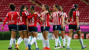 Jugadoras de Chivas celebran gol vs Toluca