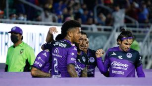 Jugadores de Mazatlán celebran un gol