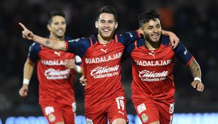 Canelo Angulo y Alexis Vega festejan un gol con Chivas