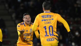 Gignac y Thauvin festejando un gol vs Juárez