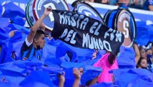 Afición del Querétaro alentando a su equipo 