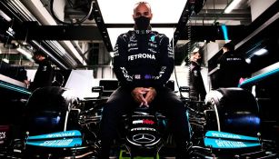 Lewis Hamilton posa junto al monoplaza de Mercedes