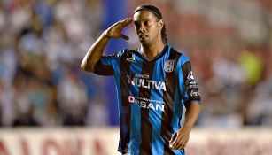 Ronaldinho festejando gol con Querétaro en partido de la Liga MX
