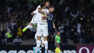 Juan Ignacio Dinenno y Rogerio celebran gol para Pumas en Concachampions