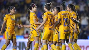 Jugadoras de Tigres festejando gol ante Cruz Azul en la Liga Mx Femenil